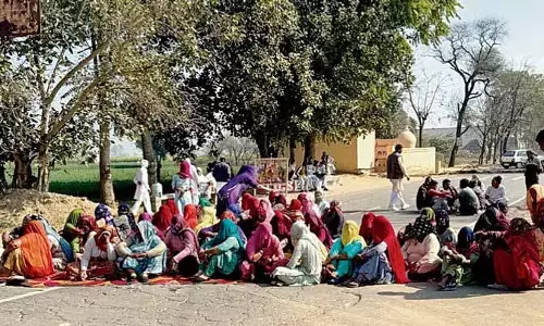 Villagers ने ‘सामाजिक बहिष्कार’ के आरोप में गिरफ्तार,  तीन दुकानदारों की रिहाई की मांग की