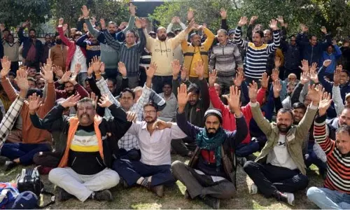 PDD के दैनिक मजदूरों ने किया विरोध प्रदर्शन, ब्लैकआउट के प्रति आगाह