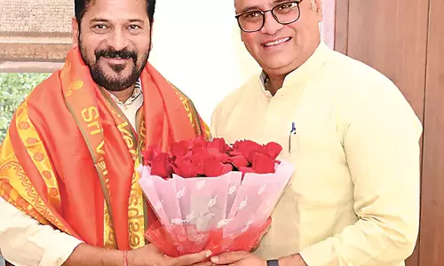 Telangana: पूर्व केंद्रीय मंत्री ने मुख्यमंत्री रेवंत रेड्डी से शिष्टाचार भेंट की Telangana: पूर्व केंद्रीय मंत्री ने मुख्यमंत्री रेवंत रेड्डी से शिष्टाचार भेंट की