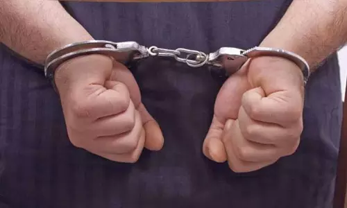 Naka Duty पर तैनात पुलिसकर्मियों को कुचलने की कोशिश, एक गिरफ्तार