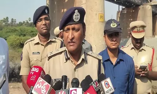 राचकोंडा के पुलिस आयुक्त सुधीर बाबू ने अवैध रेत खनन के खिलाफ अभियान चलाया, 50,000 टन रेत जब्त