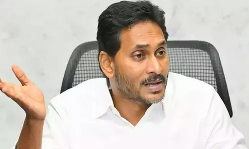 YSRCP प्रमुख जगन ने जेल में वल्लभनेनी वामसी से मुलाकात की YSRCP प्रमुख जगन ने जेल में वल्लभनेनी वामसी से मुलाकात की