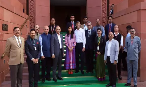 ब्रिटेन के पूर्व प्रधानमंत्री Rishi Sunak अपने परिवार के साथ संसद भवन पहुंचे