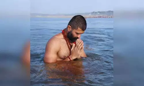 Vijay Deverakonda ने महाकुंभ में पवित्र स्नान किया
