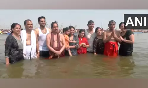 Maha Kumbh में केंद्रीय मंत्री प्रल्हाद जोशी ने परिवार के साथ संगम में लगाई पवित्र डुबकी