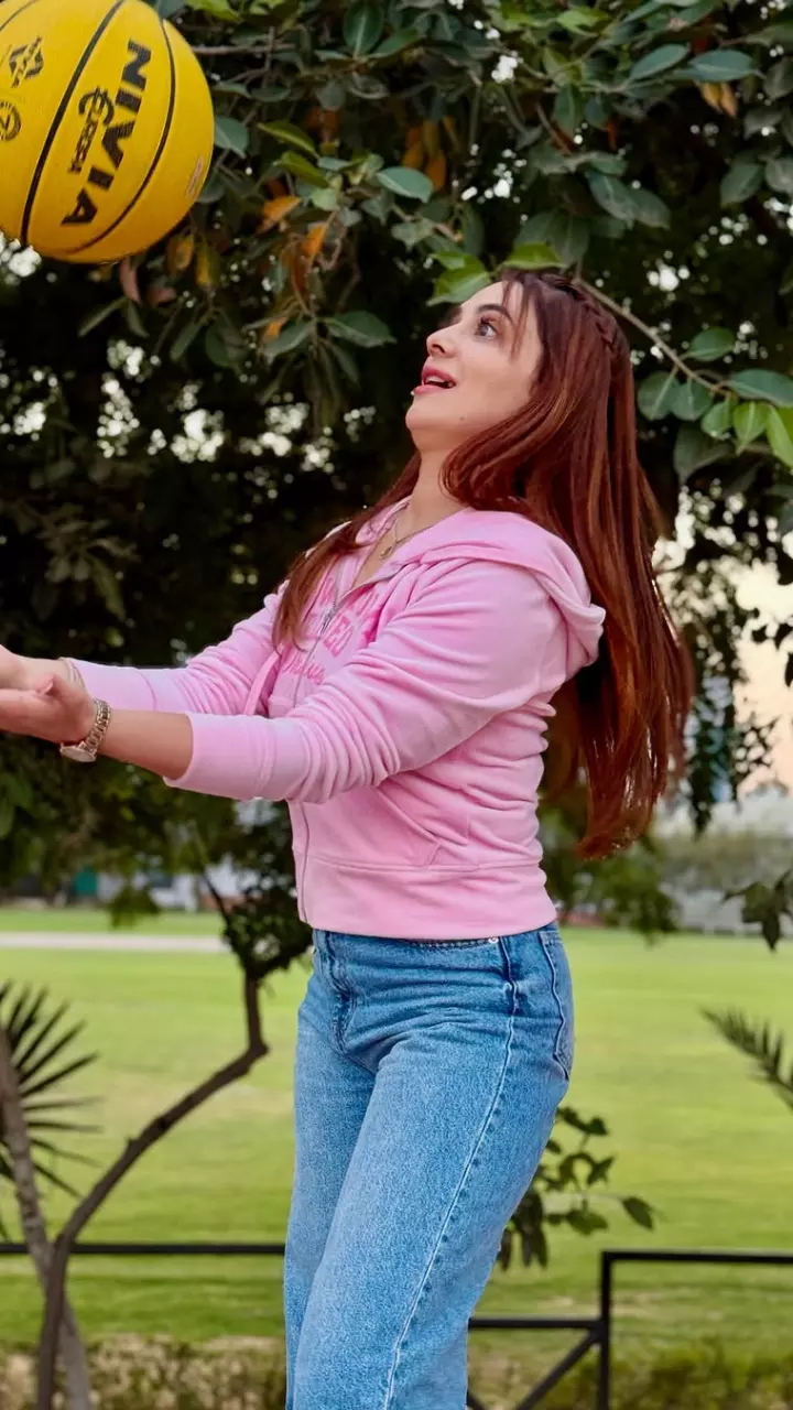 पिंक टॉप में छाई प्रियंका रेवड़ी