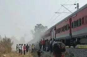UP News: ट्रेन में लगी आग, दहशत में यात्री UP News: ट्रेन में लगी आग, दहशत में यात्री
