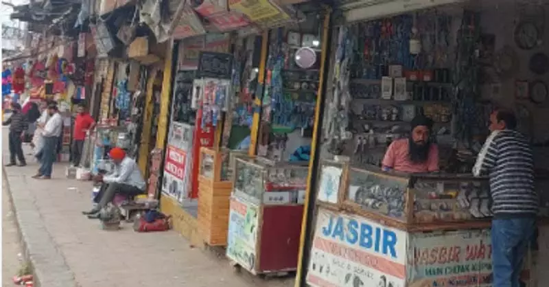 कुपवाड़ा के घड़ी बाज़ार में अनिश्चितता का दौर कुपवाड़ा के घड़ी बाज़ार में अनिश्चितता का दौर