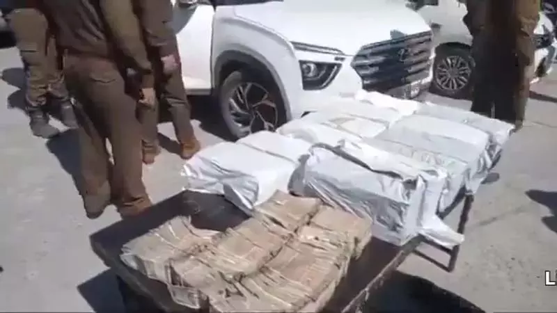 जम्मू-कश्मीर के कठुआ में भारी मात्रा में नकदी के साथ दो लोग गिरफ्तार जम्मू-कश्मीर के कठुआ में भारी मात्रा में नकदी के साथ दो लोग गिरफ्तार