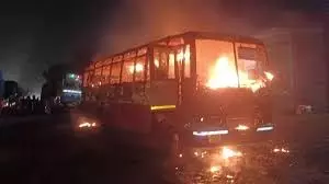 Bihar News: बस में अचानक लगी आग , मची अफरातफरी Bihar News: बस में अचानक लगी आग , मची अफरातफरी