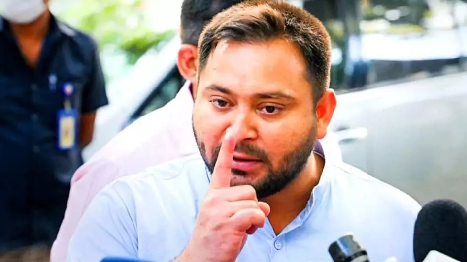 Patna: नेता तेजस्वी यादव ने चुनाव आयोग की विश्वसनीयता पर सवाल उठाया Patna: नेता तेजस्वी यादव ने चुनाव आयोग की विश्वसनीयता पर सवाल उठाया