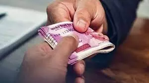 Jalaun: 20 हजार रुपये की रिश्वत लेते हुए बाबू संजीव कुमार साहनी गिरफ्तार Jalaun: 20 हजार रुपये की रिश्वत लेते हुए बाबू संजीव कुमार साहनी गिरफ्तार