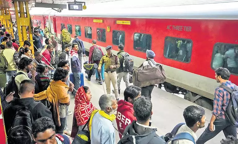 स्टेशन पर भगदड़ की जांच तेजी से, रिपोर्ट जल्द: रेलवे स्टेशन पर भगदड़ की जांच तेजी से, रिपोर्ट जल्द: रेलवे