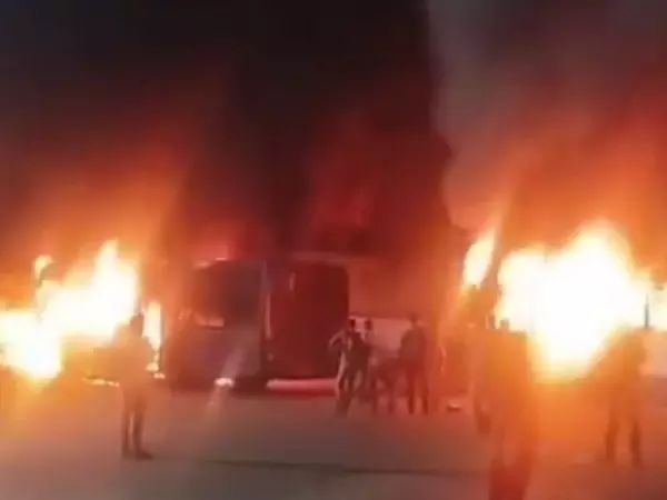 Telangana: कुहाईगुडा डिपो में आग लगने से दो टीजीएसआरटीसी बसें जलकर खाक Telangana: कुहाईगुडा डिपो में आग लगने से दो टीजीएसआरटीसी बसें जलकर खाक