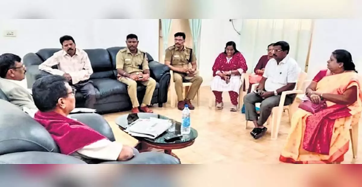 Tamil Nadu: एनसीएससी प्रमुख ने दलित लड़की से मुलाकात की, जिसे ओबीसी छात्र के सामने झुकने को कहा गया Tamil Nadu: एनसीएससी प्रमुख ने दलित लड़की से मुलाकात की, जिसे ओबीसी छात्र के सामने झुकने को कहा गया