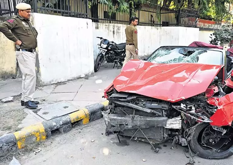 दिल्ली में तेज रफ्तार ऑडी ने स्कूटर को टक्कर मारी, दो लोग घायल, एक की हालत गंभीर दिल्ली में तेज रफ्तार ऑडी ने स्कूटर को टक्कर मारी, दो लोग घायल, एक की हालत गंभीर
