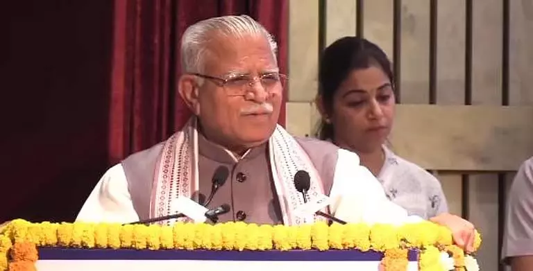 खट्टर ने ओखला में पहले वर्टिकल बाई-फेसियल सौर संयंत्र का उद्घाटन किया खट्टर ने ओखला में पहले वर्टिकल बाई-फेसियल सौर संयंत्र का उद्घाटन किया