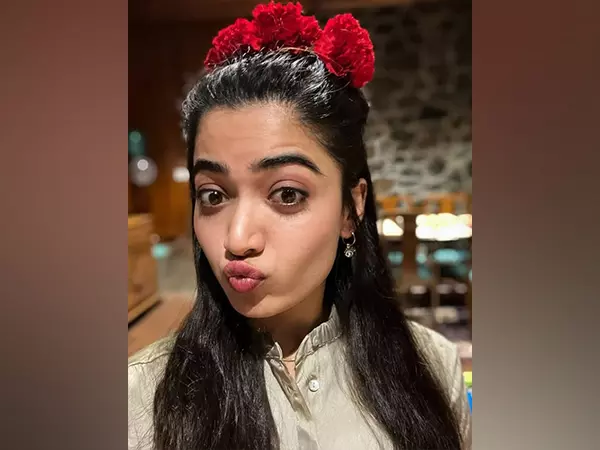 Rashmika Mandanna ने मनमोहक सेल्फी शेयर की, प्रशंसकों से अपने क्राउन लुक के बारे में पूछा Rashmika Mandanna ने मनमोहक सेल्फी शेयर की, प्रशंसकों से अपने क्राउन लुक के बारे में पूछा