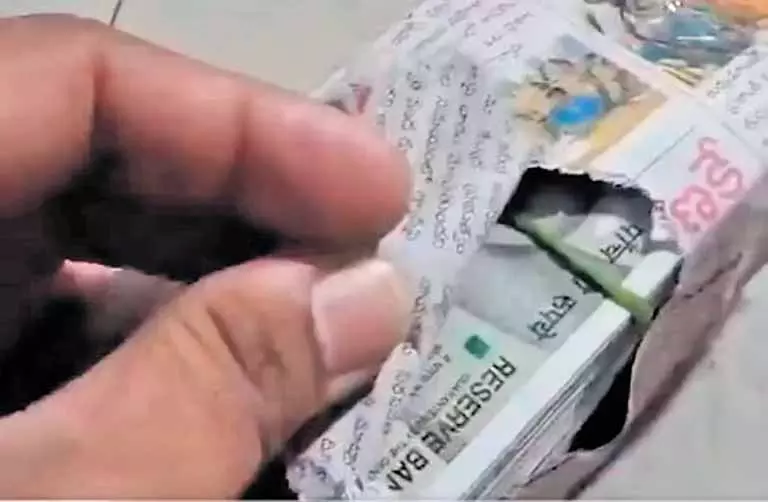 Telangana में रिश्वत लेने के आरोप में तीन पुलिसकर्मी और दो वन विभाग के कर्मचारी गिरफ्तार Telangana में रिश्वत लेने के आरोप में तीन पुलिसकर्मी और दो वन विभाग के कर्मचारी गिरफ्तार