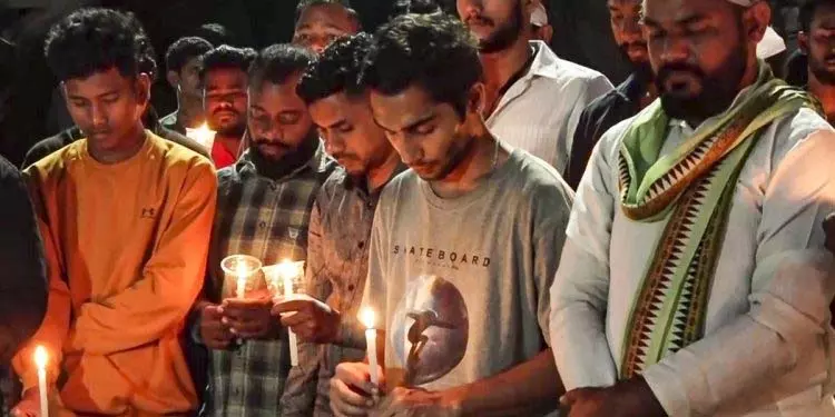 केआईआईटी में नेपाली छात्र की मौत पर छात्रों ने कैंडल मार्च निकाला केआईआईटी में नेपाली छात्र की मौत पर छात्रों ने कैंडल मार्च निकाला