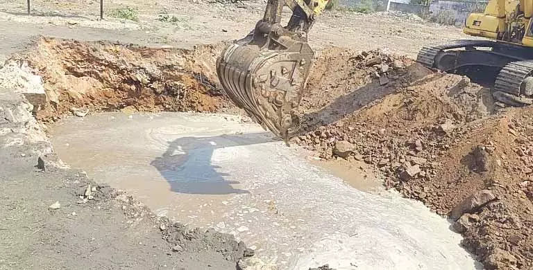बथुकम्मा कुंटा पुनरुद्धार के दौरान HYDRAA को चार फीट की गहराई पर पानी मिला बथुकम्मा कुंटा पुनरुद्धार के दौरान HYDRAA को चार फीट की गहराई पर पानी मिला