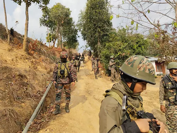Manipur में सुरक्षा बलों ने उग्रवादी कार्यकर्ताओं को गिरफ्तार किया, हथियार और गोला-बारूद जब्त Manipur में सुरक्षा बलों ने उग्रवादी कार्यकर्ताओं को गिरफ्तार किया, हथियार और गोला-बारूद जब्त