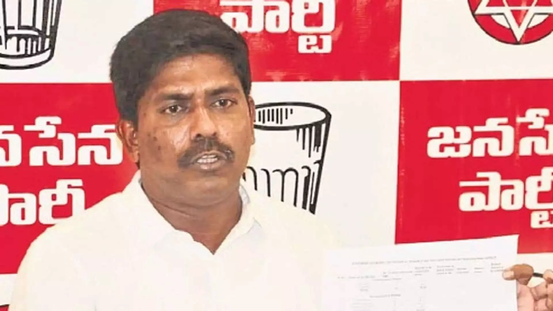 जन सेना नेता ने विजाग में CRZ उल्लंघन का आरोप लगाया जन सेना नेता ने विजाग में CRZ उल्लंघन का आरोप लगाया