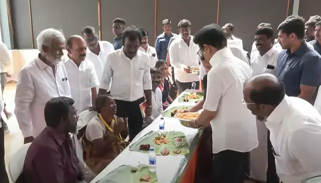 CM Stalin : चेन्नई के पुलियानथोप में लोगों को बिरयानी परोसी CM Stalin : चेन्नई के पुलियानथोप में लोगों को बिरयानी परोसी