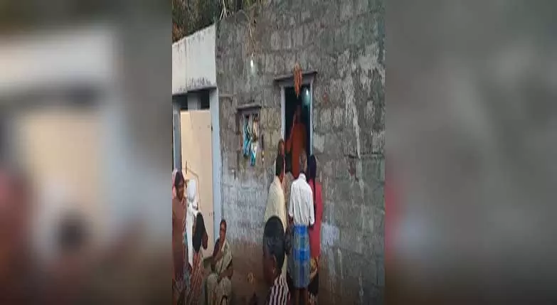 मां और उसके तीन बच्चों पर कुल्हाड़ी से हमला, 2 की मौत, जांच में जुटी पुलिस मां और उसके तीन बच्चों पर कुल्हाड़ी से हमला, 2 की मौत, जांच में जुटी पुलिस