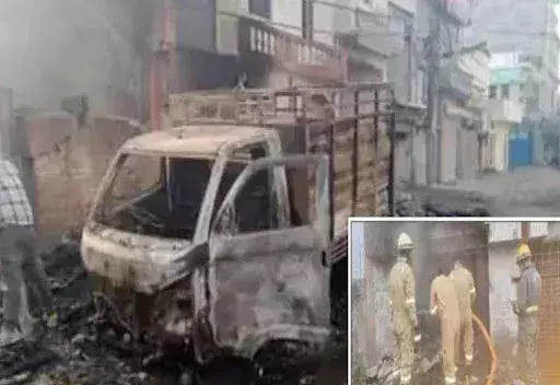 Lucknow: कबाड़ के ढेर मे लगी आग, छोटा हाथी का डीजल टैंक फटा Lucknow: कबाड़ के ढेर मे लगी आग, छोटा हाथी का डीजल टैंक फटा