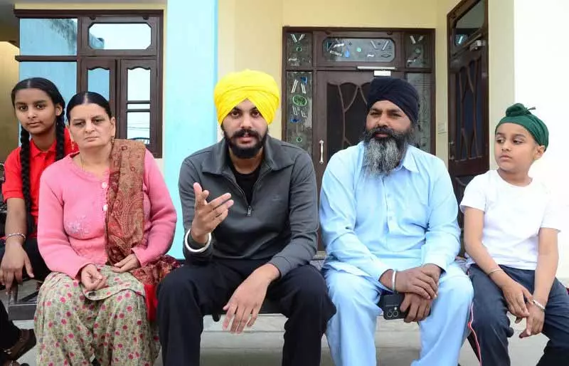 Punjab: माता-पिता ने युवक को ब्रिटेन में पढ़ने की सलाह दी Punjab: माता-पिता ने युवक को ब्रिटेन में पढ़ने की सलाह दी