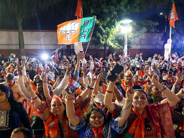 Delhi के मुख्यमंत्री और नए मंत्रिमंडल का शपथ ग्रहण समारोह कल रामलीला मैदान में होगा Delhi के मुख्यमंत्री और नए मंत्रिमंडल का शपथ ग्रहण समारोह कल रामलीला मैदान में होगा