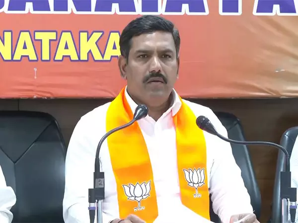 कर्नाटक BJP ने बढ़ी कीमतों के लिए सीएम सिद्धारमैया की निंदा की कर्नाटक BJP ने बढ़ी कीमतों के लिए सीएम सिद्धारमैया की निंदा की