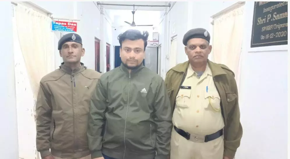 Tripura: पुलिस ने सीमा पार मानव तस्करी नेटवर्क को ध्वस्त किया, बांग्लादेशी नागरिक गिरफ्तार Tripura: पुलिस ने सीमा पार मानव तस्करी नेटवर्क को ध्वस्त किया, बांग्लादेशी नागरिक गिरफ्तार