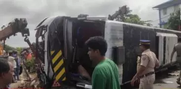 पर्यटक बस पलटने से दो की मौत: कई लोग घायल हुए पर्यटक बस पलटने से दो की मौत: कई लोग घायल हुए