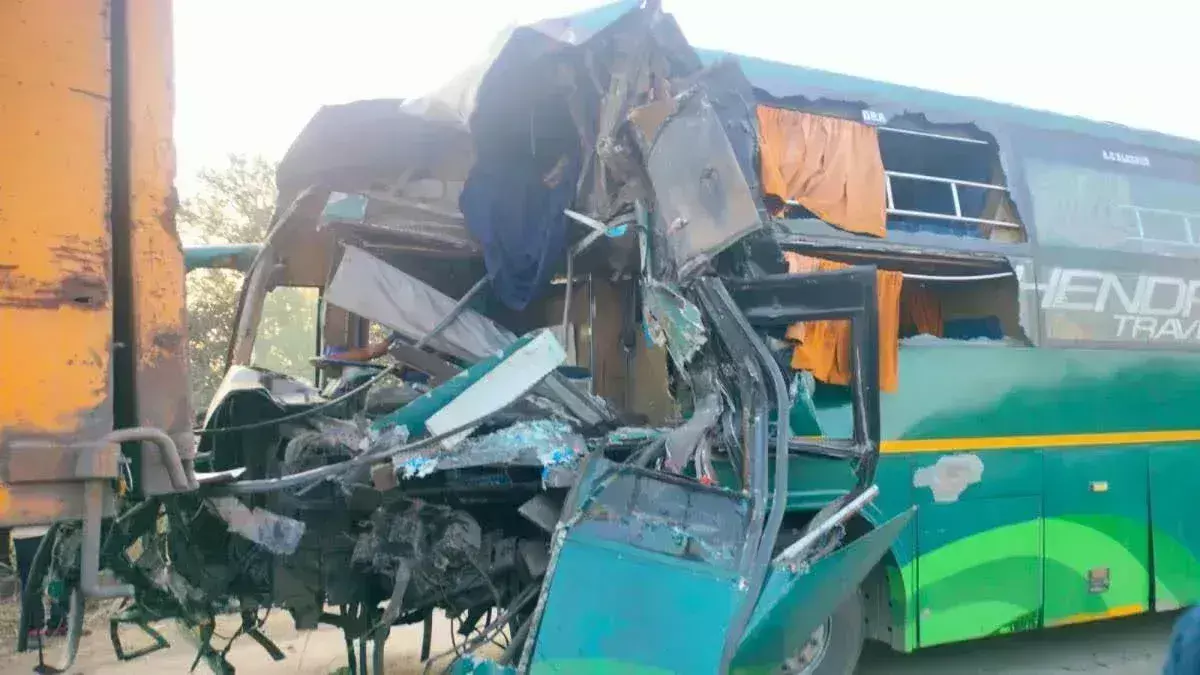 MP : बस सड़क पर खड़े ट्रेलर से टकराई, एक की मौत 23 लोग घायल MP : बस सड़क पर खड़े ट्रेलर से टकराई, एक की मौत 23 लोग घायल
