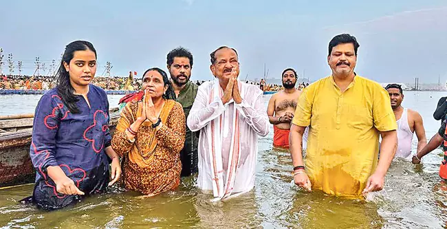 Andhra: वेंकैया नायडू और उनकी पत्नी ने कुंभ मेले में पवित्र स्नान किया Andhra: वेंकैया नायडू और उनकी पत्नी ने कुंभ मेले में पवित्र स्नान किया