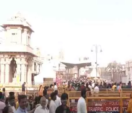 रामलला के दर्शन के लिए Ayodhya में उमड़े श्रद्धालु रामलला के दर्शन के लिए Ayodhya में उमड़े श्रद्धालु