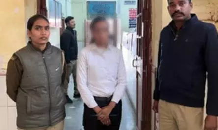 Lucknow: चारबाग रेलवे स्टेशन से पकड़ी गई फर्जी टीटीई Lucknow: चारबाग रेलवे स्टेशन से पकड़ी गई फर्जी टीटीई