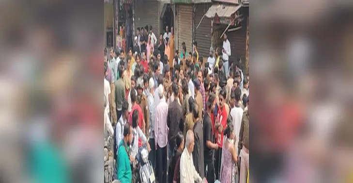 हिस्ट्रीशीटर को बीच सड़क पर गोलियों से किया छलनी, विरोध में सड़क पर उतरे लोग हिस्ट्रीशीटर को बीच सड़क पर गोलियों से किया छलनी, विरोध में सड़क पर उतरे लोग