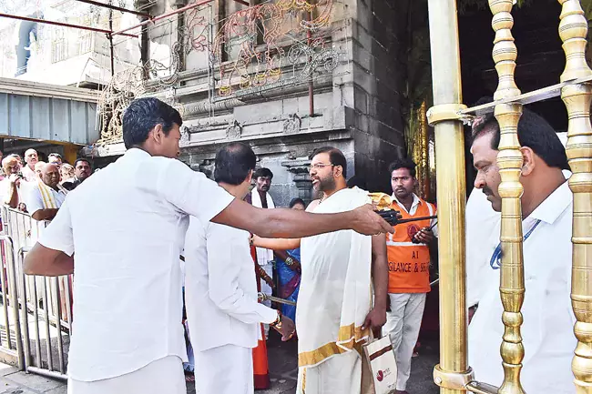 Andhra: बोर्ड सदस्य की टीटीडी कर्मचारी के बारे में अश्लील कहानी Andhra: बोर्ड सदस्य की टीटीडी कर्मचारी के बारे में अश्लील कहानी