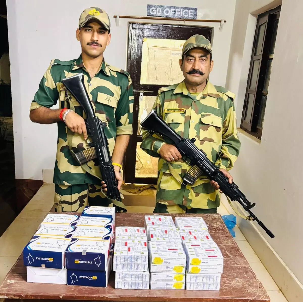 Tripura: भारत-बांग्लादेश सीमा पर 4.16 लाख रुपये मूल्य का प्रतिबंधित सामान जब्त किया Tripura: भारत-बांग्लादेश सीमा पर 4.16 लाख रुपये मूल्य का प्रतिबंधित सामान जब्त किया
