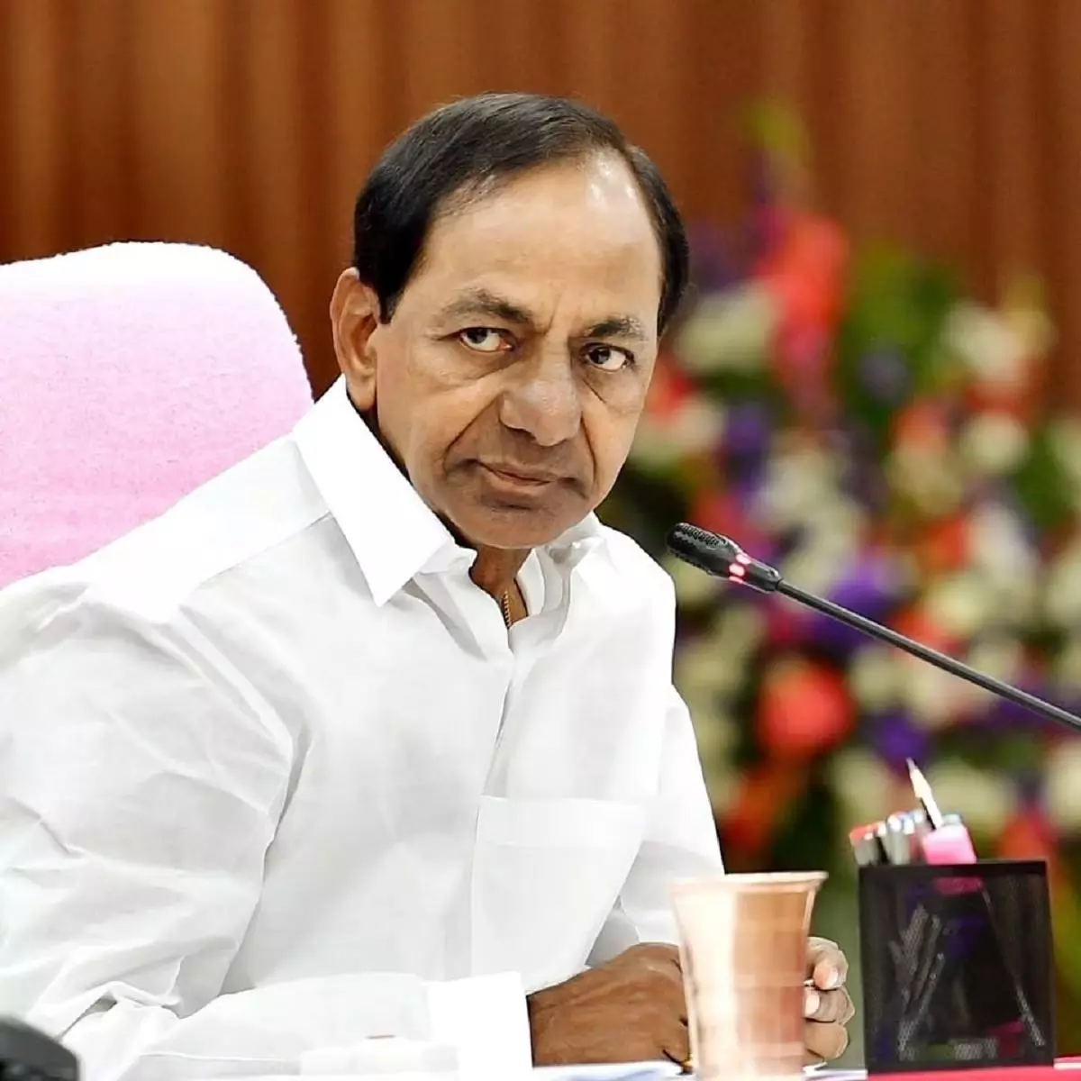 Telangana: 7 महीने के अंतराल के बाद केसीआर तेलंगाना भवन पहुंचे Telangana: 7 महीने के अंतराल के बाद केसीआर तेलंगाना भवन पहुंचे
