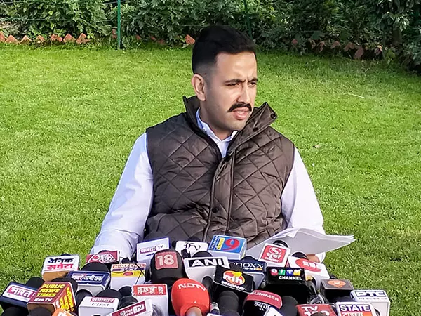विक्रमादित्य सिंह ने तथ्यात्मक रूप से गलत बयानों को लेकर रेल राज्य मंत्री की आलोचना की विक्रमादित्य सिंह ने तथ्यात्मक रूप से गलत बयानों को लेकर रेल राज्य मंत्री की आलोचना की