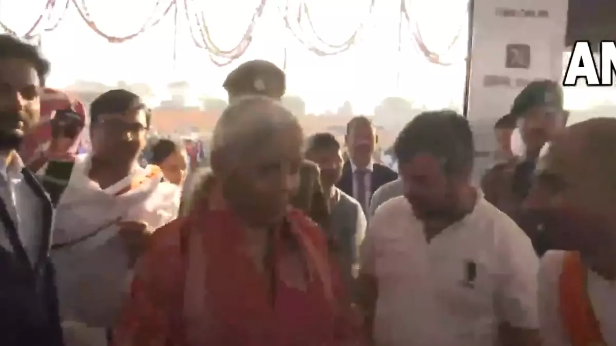 केंद्रीय मंत्री निर्मला सीतारमण ने महाकुंभ का दौरा किया, VIDEO केंद्रीय मंत्री निर्मला सीतारमण ने महाकुंभ का दौरा किया, VIDEO
