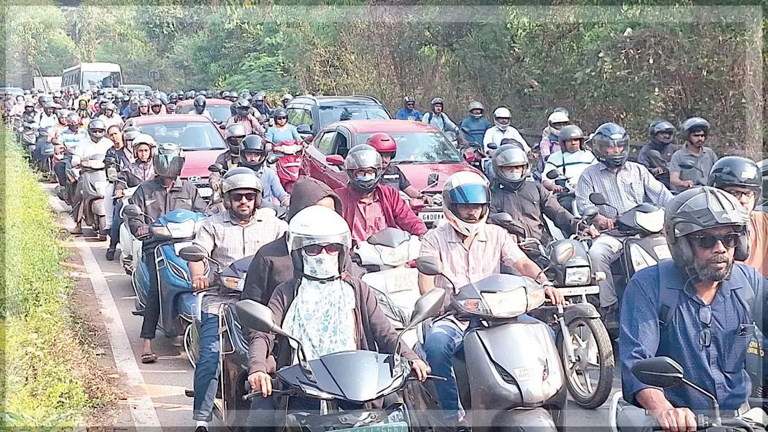 Goa में नेहरू ब्रिज बंद होने से दूसरे मंडोवी ब्रिज पर यातायात अव्यवस्था Goa में नेहरू ब्रिज बंद होने से दूसरे मंडोवी ब्रिज पर यातायात अव्यवस्था