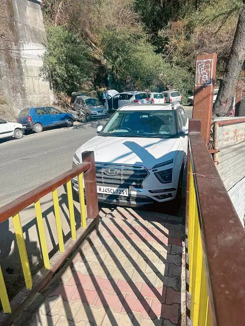 Shimla में पैदल पथ पर खड़े वाहन Shimla में पैदल पथ पर खड़े वाहन
