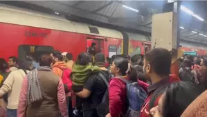 Delhi HC ने नई दिल्ली स्टेशन पर हुई भगदड़ पर रेलवे से जवाब मांगा Delhi HC ने नई दिल्ली स्टेशन पर हुई भगदड़ पर रेलवे से जवाब मांगा