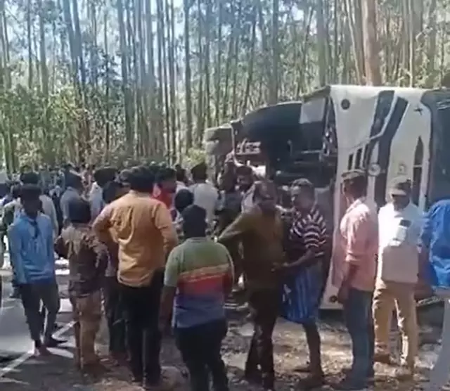 मुन्नार में नागरकोइल कॉलेज बस दुर्घटना: 2 की मौत मुन्नार में नागरकोइल कॉलेज बस दुर्घटना: 2 की मौत
