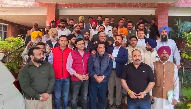 कांग्रेस पार्षदों ने अपने वार्डों में काम में तेजी लाने के लिए MC प्रमुख से मुलाकात की कांग्रेस पार्षदों ने अपने वार्डों में काम में तेजी लाने के लिए MC प्रमुख से मुलाकात की